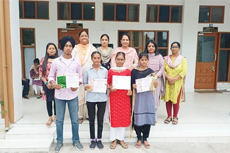 With the winners of Visual presentation on the topic “Women in the largest Democracy”